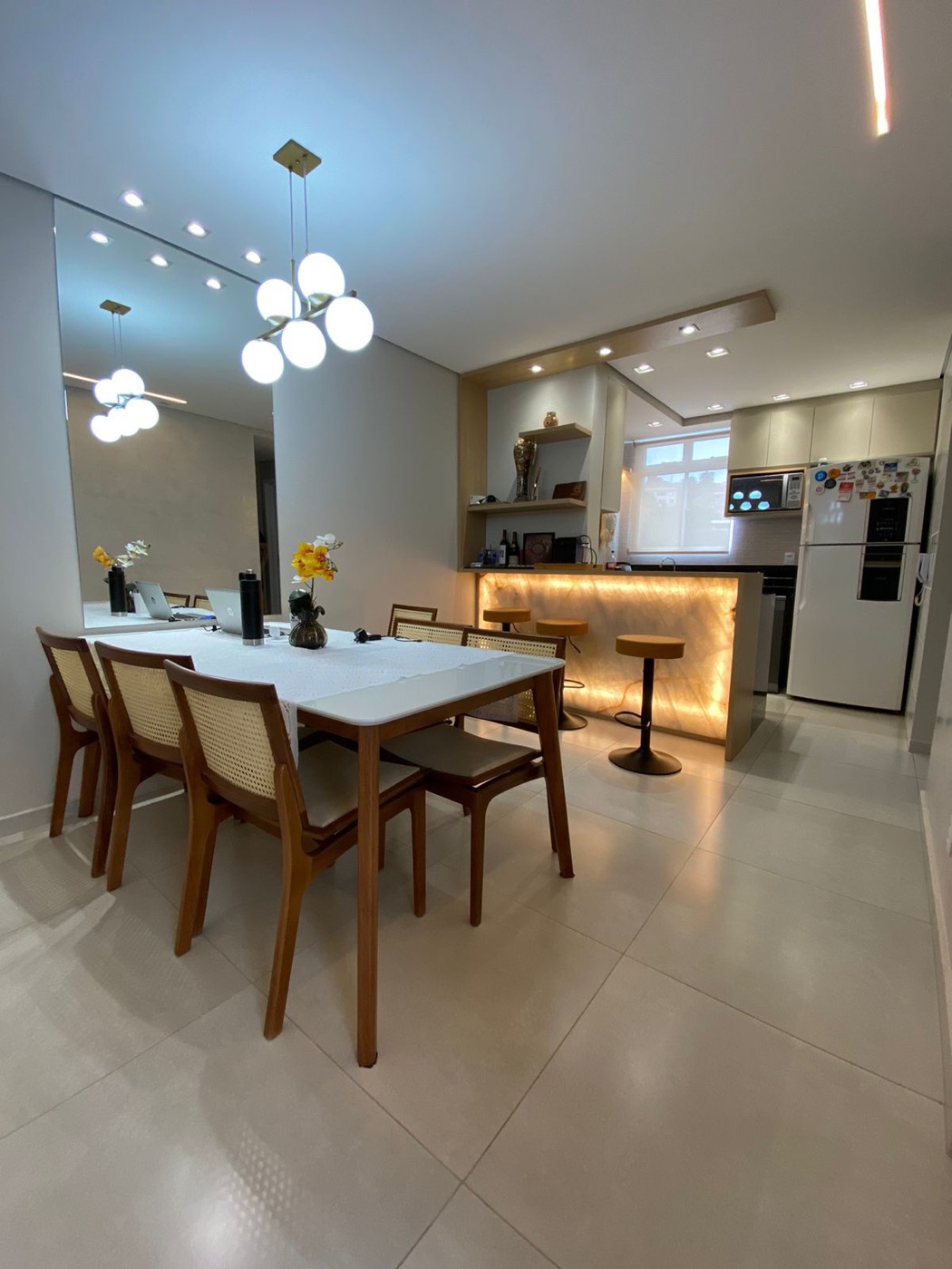 Sala de jantar integrada à cozinha em reforma residencial